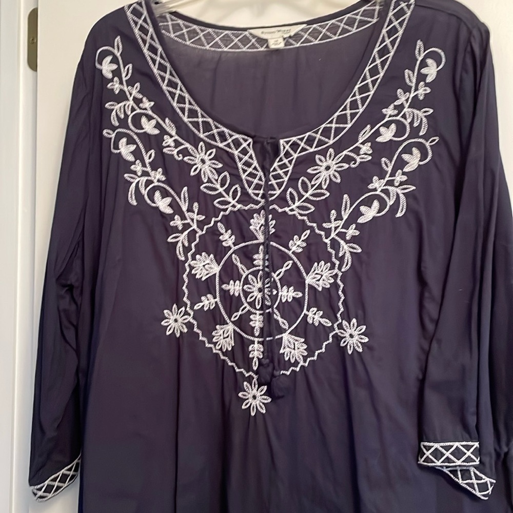 Studio Works Women’s navy tunic. 2X. Embroidered detail on front and cuffs